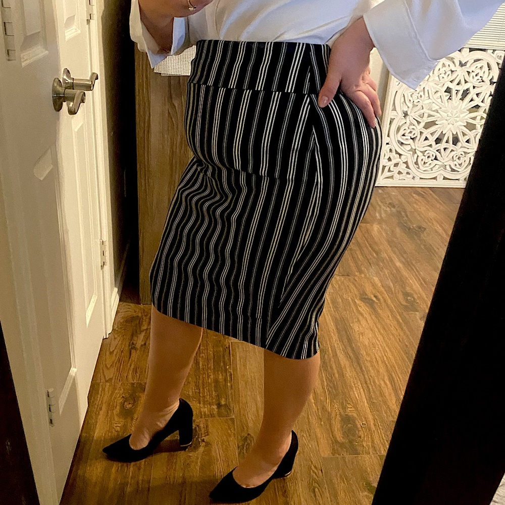 NWT- BLACK AND WHITE STRIPED PENCIL SKIRT